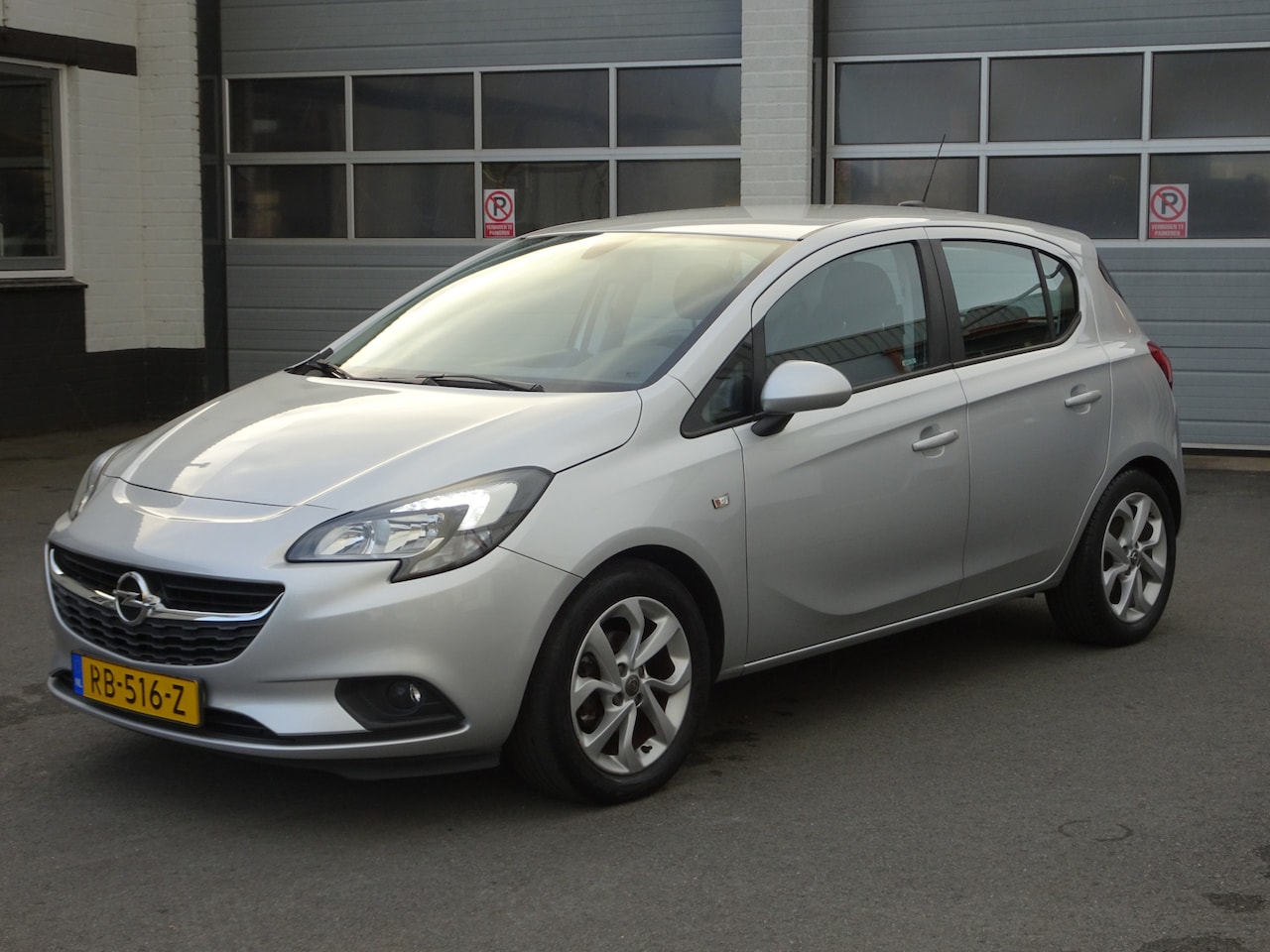 Opel Corsa - 1.4 Online Edition Navigatie, parkeersensoren, licht metalen velgen, cruise controle, airc - AutoWereld.nl
