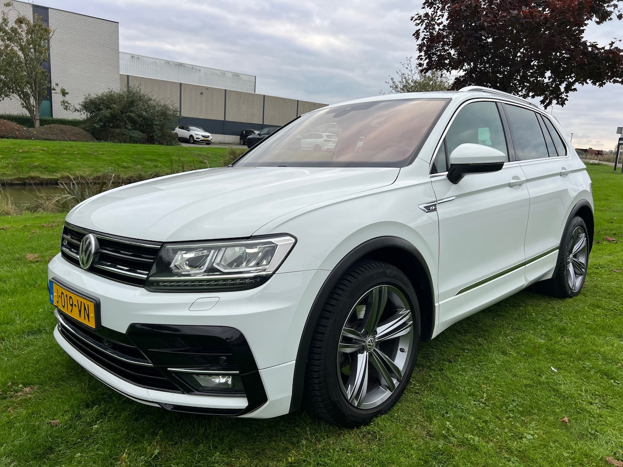 Volkswagen Tiguan - 2017 * 2.0 TDI 3 X R-LINE * PANO * LED * LEDER * EURO 6 * TOP STAAT !! - AutoWereld.nl
