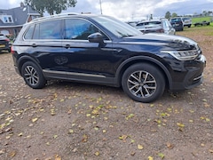 Volkswagen Tiguan - 1.5 TSI 130 Pk Highline Bs Alcantara Ecc Nav. Apple Carplay 6 Bak