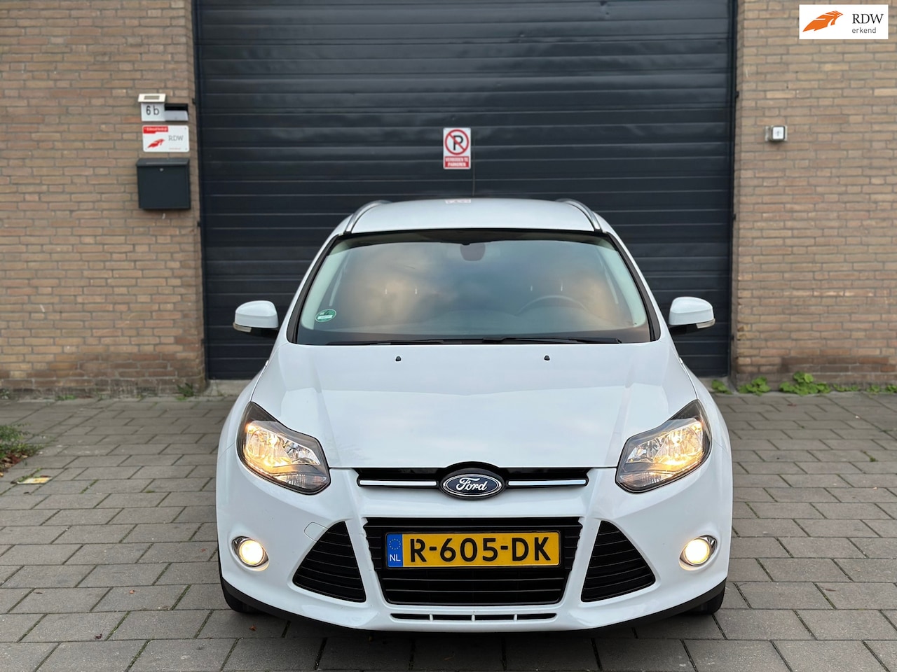 Ford Focus Wagon - 1.6 EcoBoost Titanium Keyless Navi Clima Cruise Control PDC Trekhaak - AutoWereld.nl