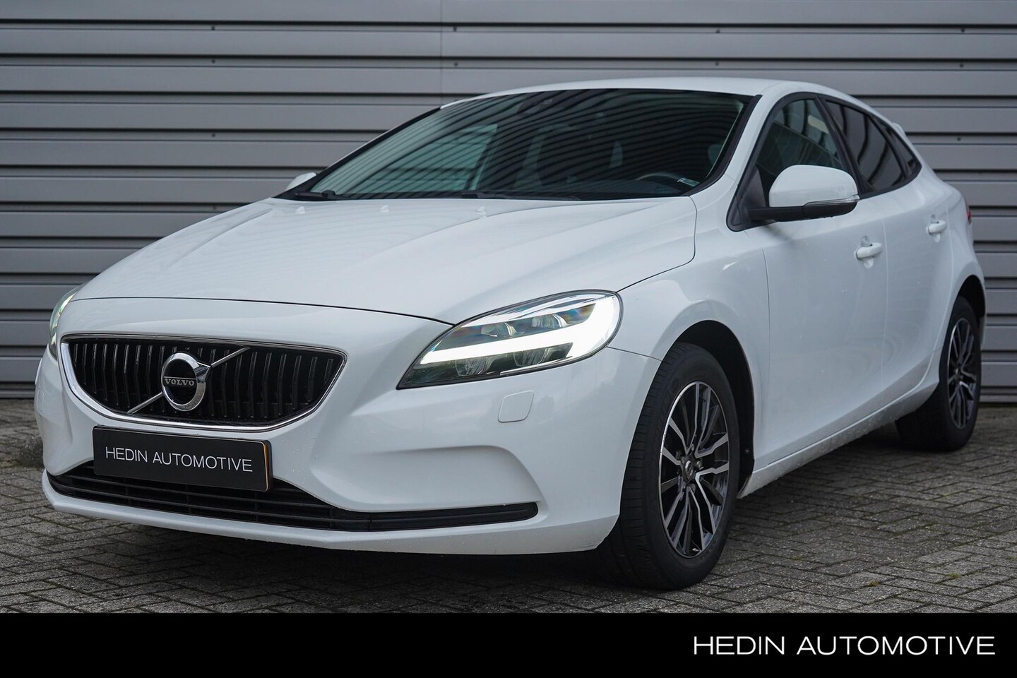 Volvo V40 - T3 Nordic+ Automaat 152pk | Navigatie | 17"inch LMV | Stoelverwarming V+A | Parkeersensore - AutoWereld.nl