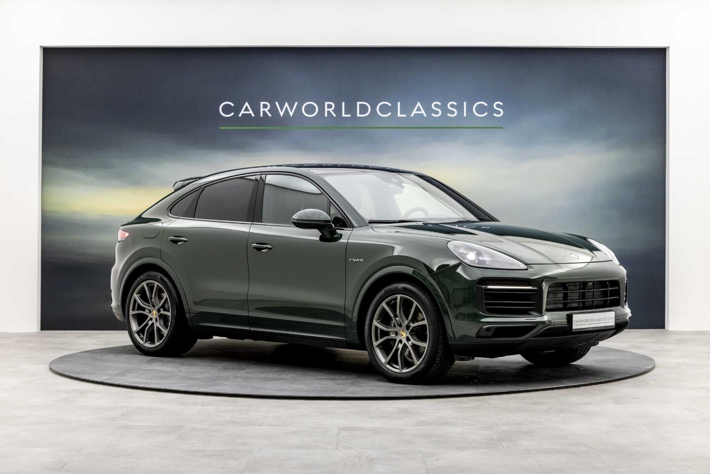 Porsche Cayenne Coupé - 3.0 E-HYBRID | PTS GOODWOOD GREEN | LUCHTVERING - AutoWereld.nl