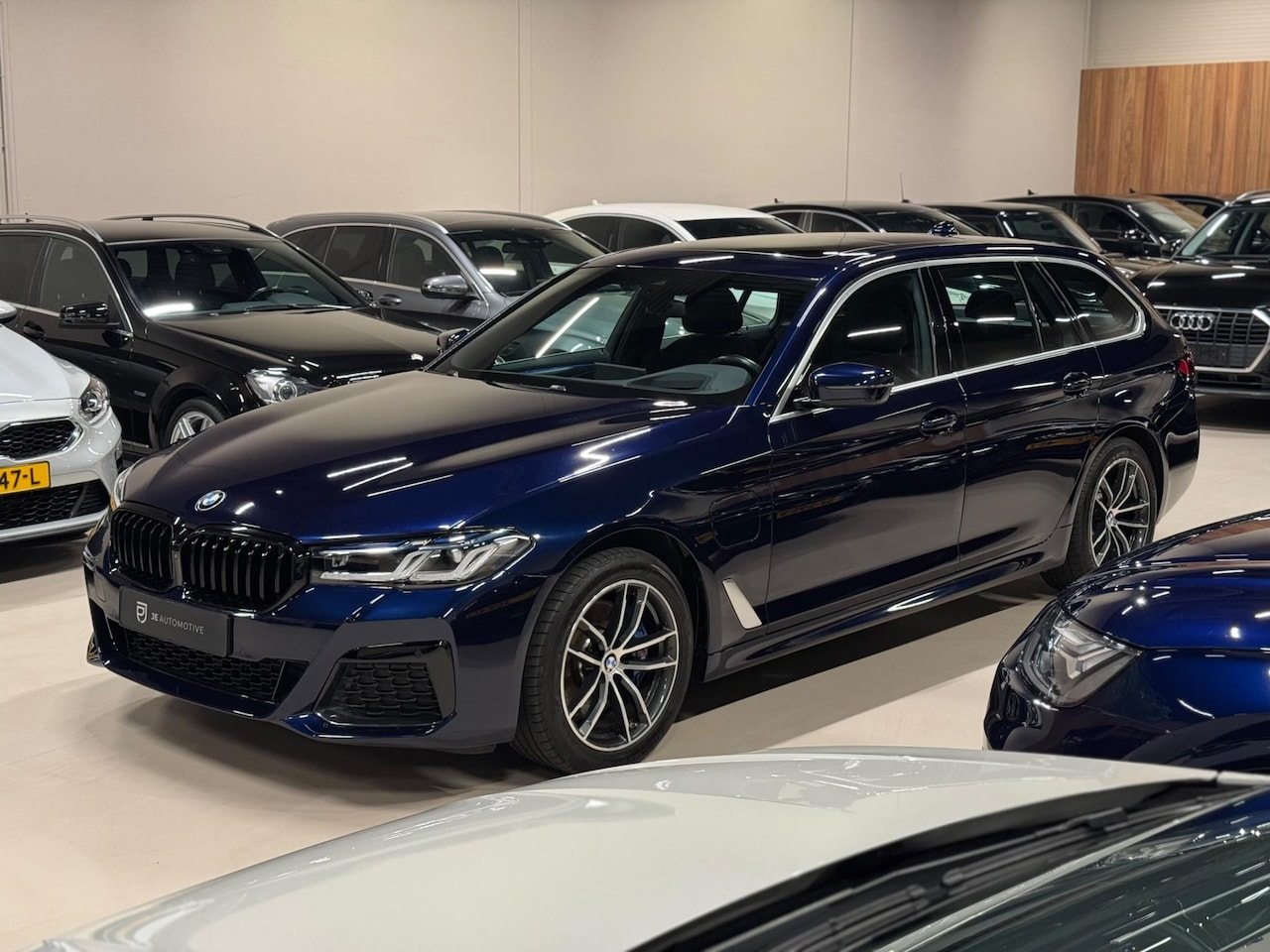 BMW 5-serie Touring - 530e 292PK M Pakket, Laser Led, Pano, Camera, Alcantara, Ambiënte Light, Hud, PDC, Dealer - AutoWereld.nl