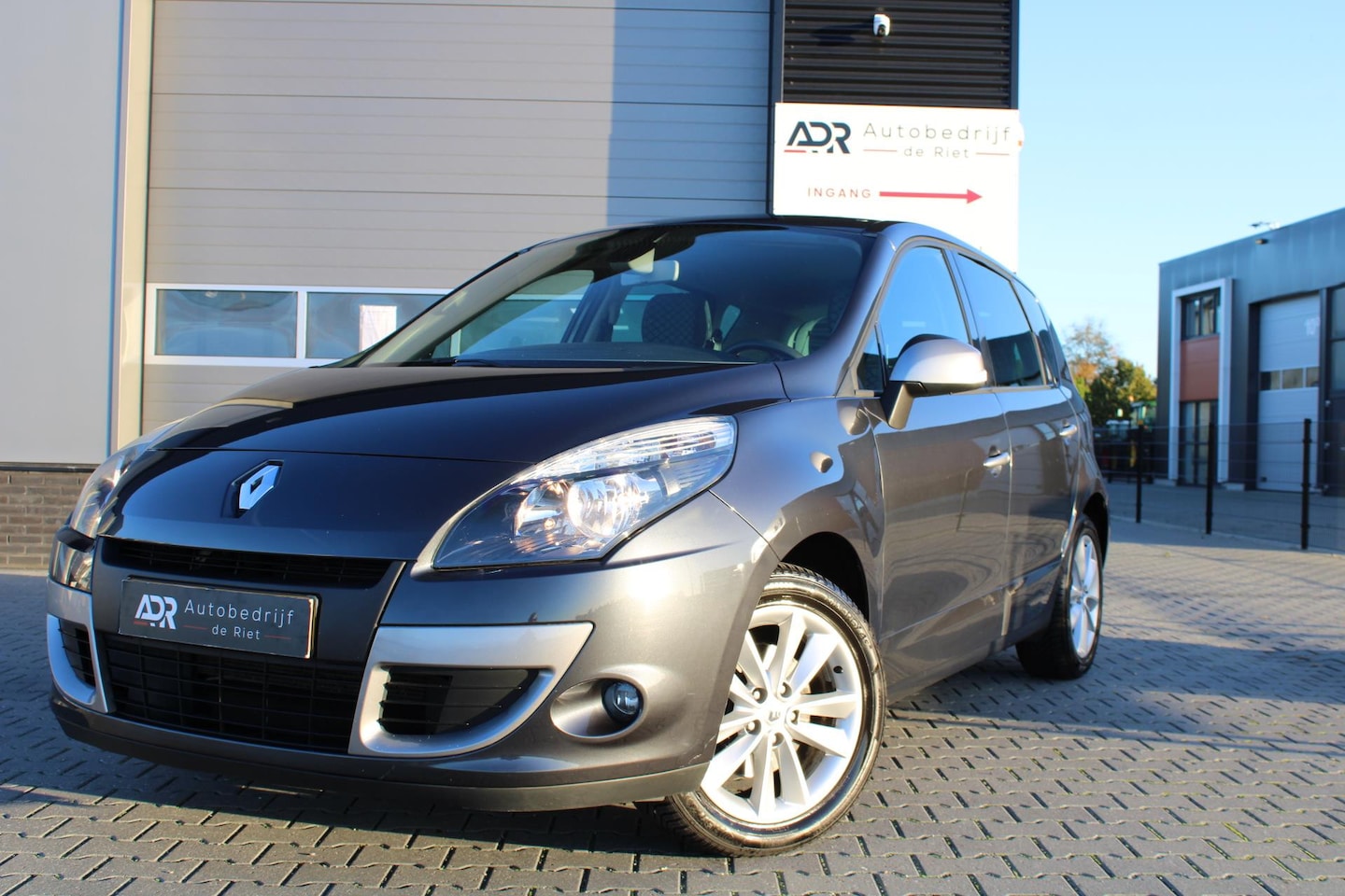 Renault Scénic - 1.6 Celsium / NAVI / CRUISE / TREKHAAK / HOGE INSTAP / ZEER NETJES - AutoWereld.nl