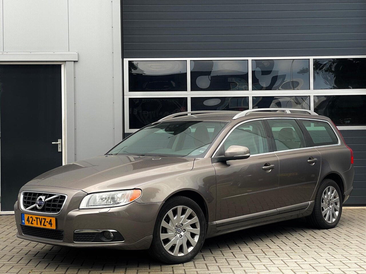 Volvo V70 - 1.6 T4 180pk Limited Edition | Leder | Xenon | Camera | Stoelverwarming | Trekhaak - AutoWereld.nl