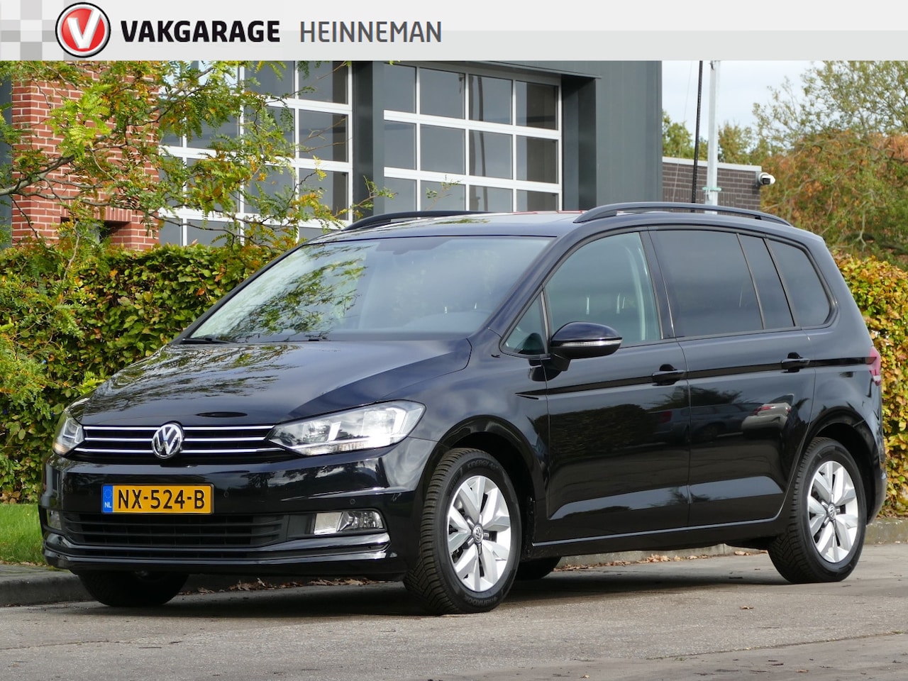 Volkswagen Touran - 1.2 TSI 7 persoons | navigatie | achteruitrijcamera | panoramadak | all-season-banden - AutoWereld.nl