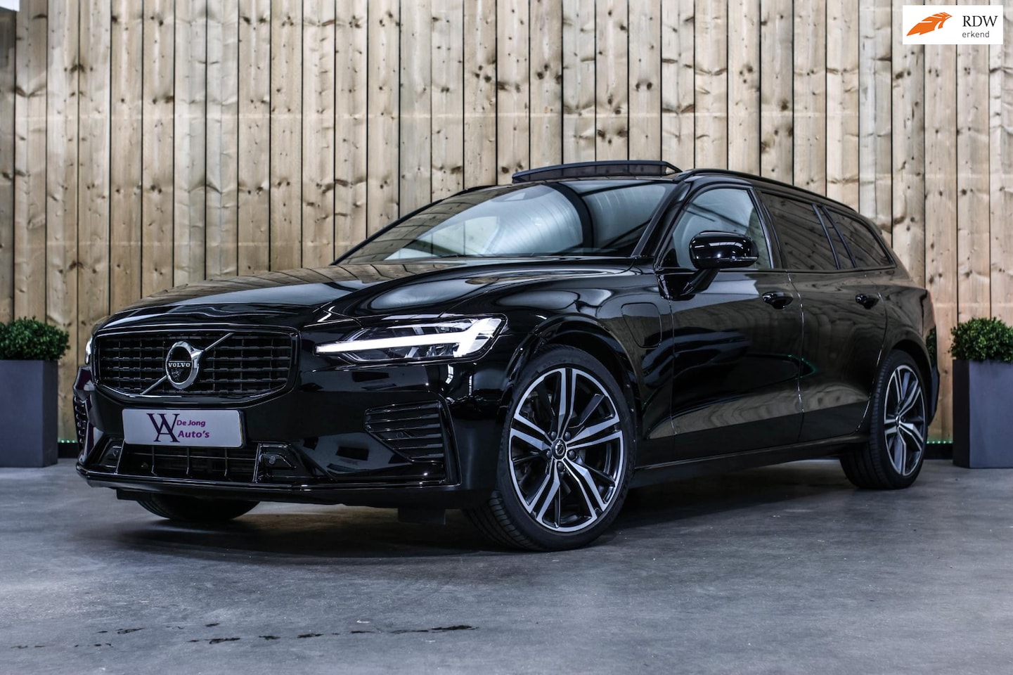 Volvo V60 - 2.0 T8 Twin Engine AWD R-Design *Pano*H/K*360 Camera*Leder* - AutoWereld.nl