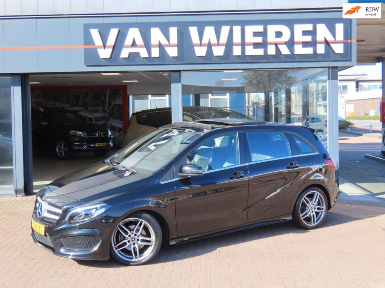 Mercedes-Benz B-klasse - 180 Business Solution AMG Pano Trekhaak Camera 18" Navi LED - AutoWereld.nl