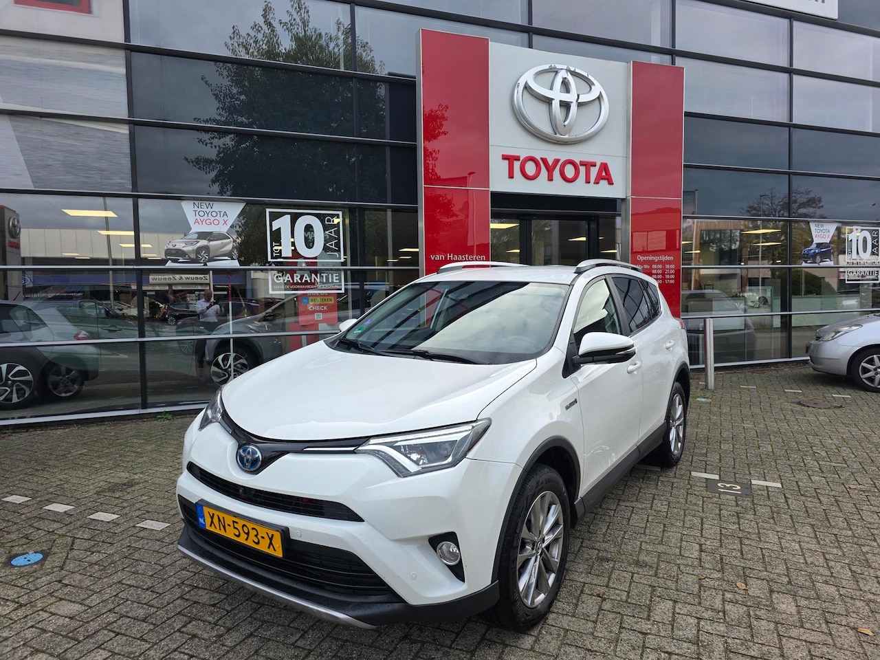 Toyota RAV4 - 2.5 VVT-i Hybrid Executive 2WD - AutoWereld.nl