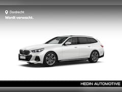 BMW 5-serie Touring - 520i M-Sport | Driving Assistant Plus | Harman Kardon | Panorama | Standkachel | Trekhaak