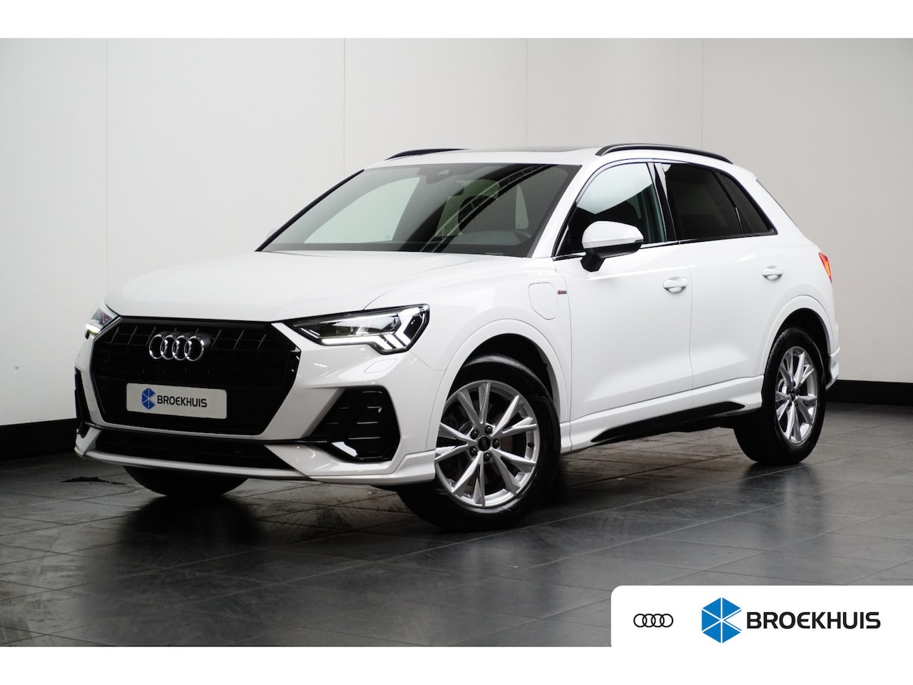 Audi Q3 - 45 TFSI e S edition 245PK | Panorama Dak | Trekhaak |  Dodehoek | Comfortsleutel | Camera - AutoWereld.nl
