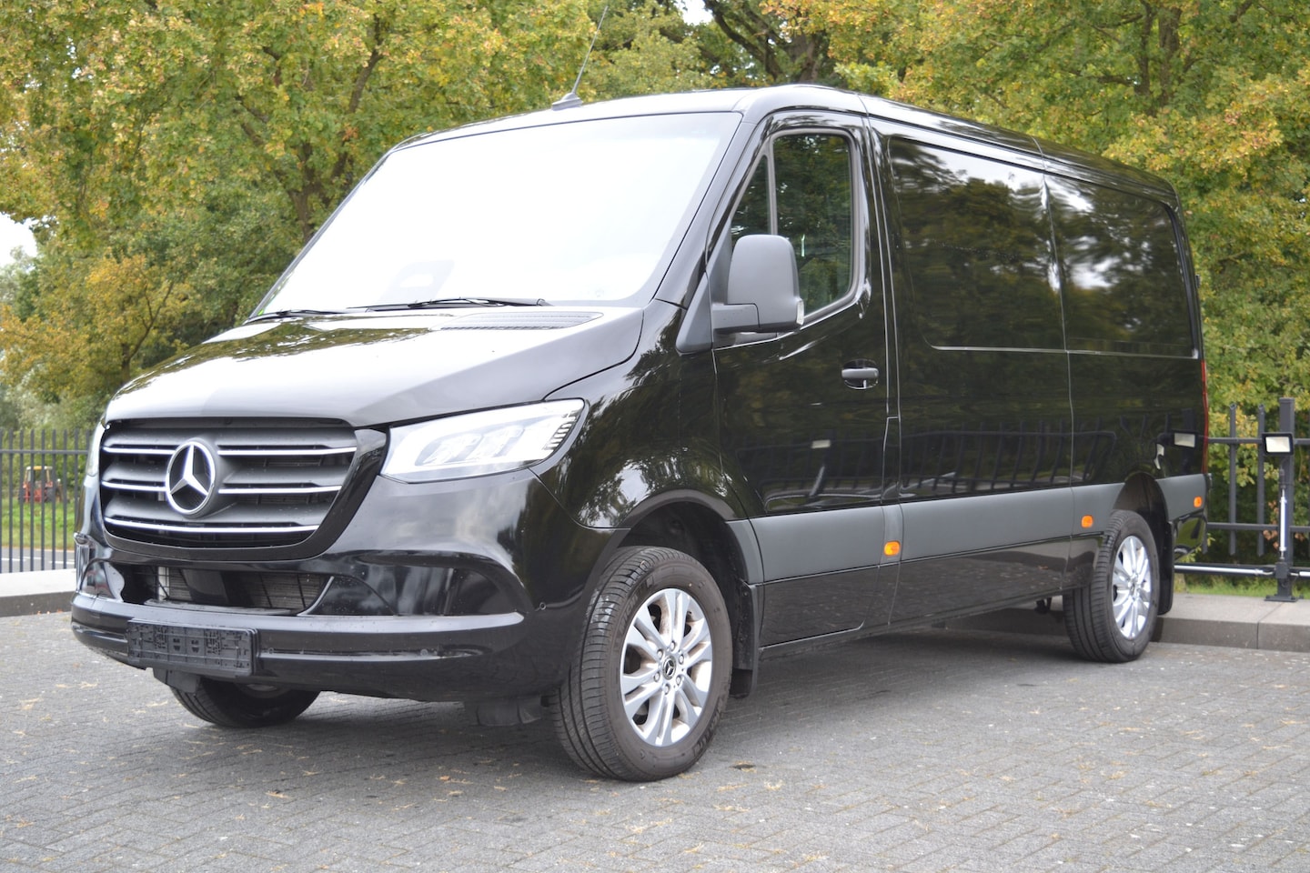 Mercedes-Benz Sprinter - 317 CDI L2H1 Select | LED | Navi | 3500kg Trekhaak | 3P | Camera - AutoWereld.nl