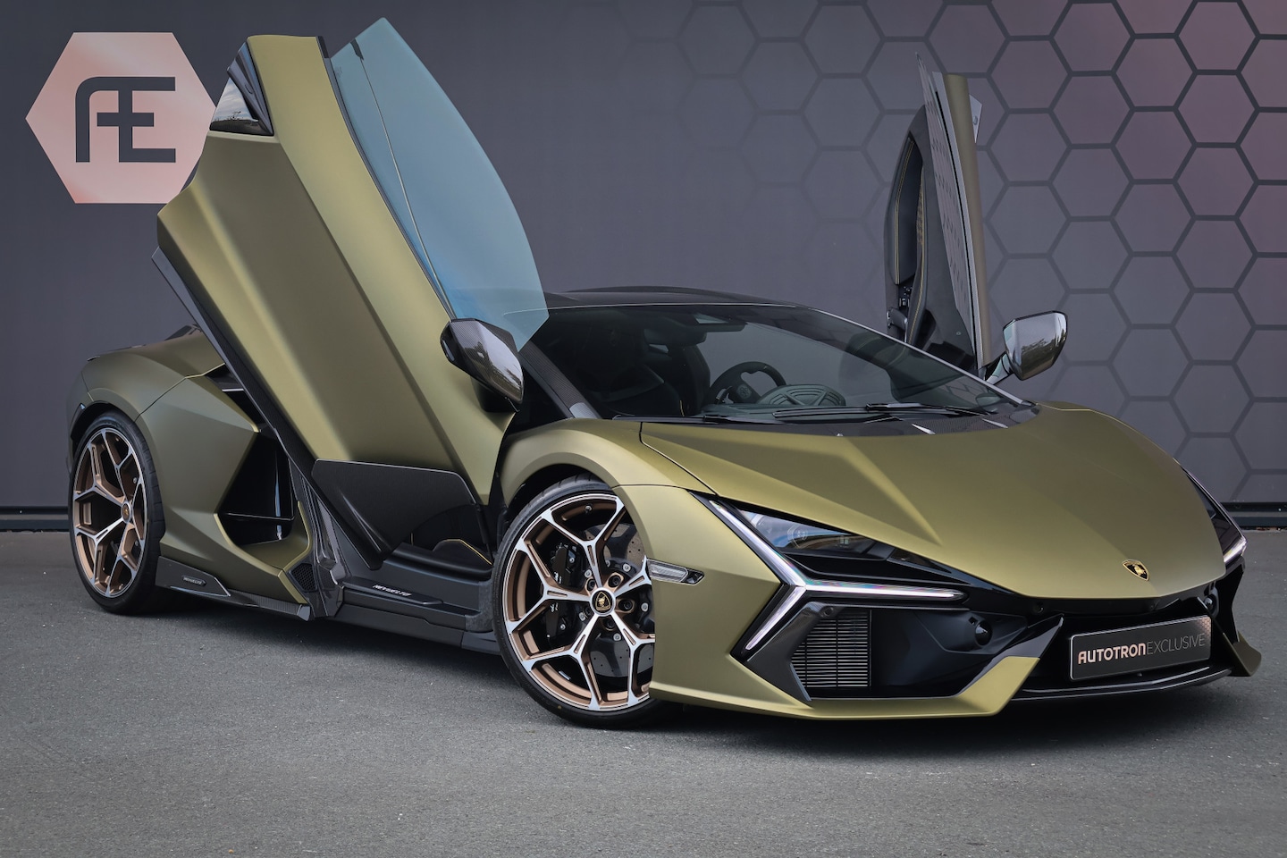 Lamborghini Revuelto - | NEW | LIFT | CARBON IN & EXTERIEUR | PASSENGER DISPLAY | ADAPTIVE CRUISE | APPLE CARPLAY - AutoWereld.nl