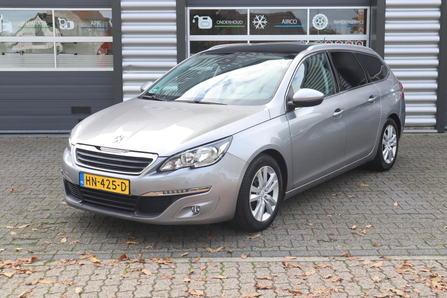 Peugeot 308 SW - 1.2 PureTech Blue Lease Executive 1.2 PureTech Blue Lease Executive - AutoWereld.nl