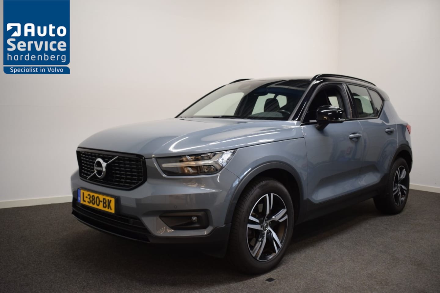 Volvo XC40 - 2.0 B4 198pk AUT8 R-Design Trekhaak 2100kg/ Stoel+Stuurverw./ Adapt. Cruise/ Camera/ H&K/ - AutoWereld.nl