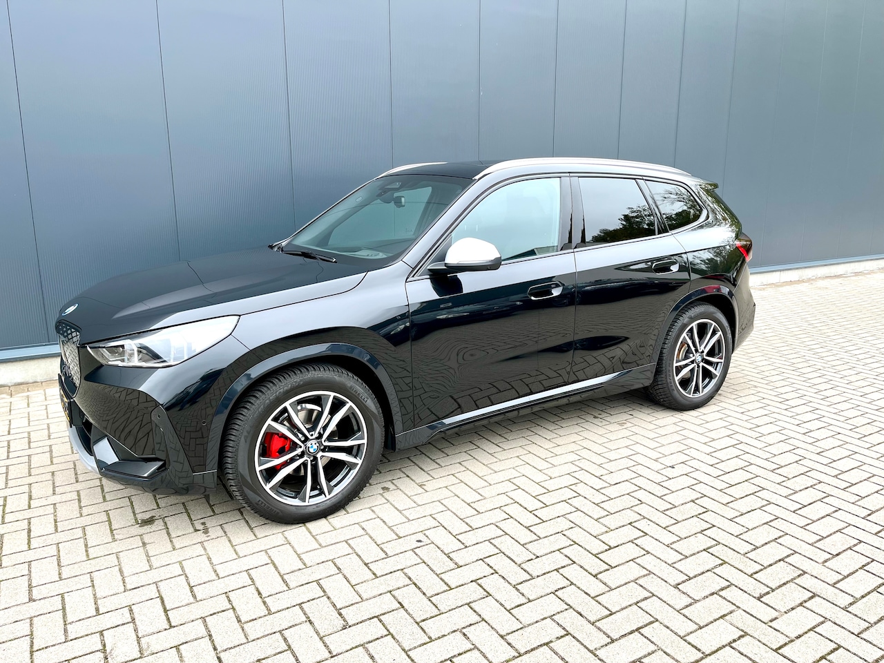 BMW iX1 - eDrive20 67 kWh Pan.dak / Full options - AutoWereld.nl