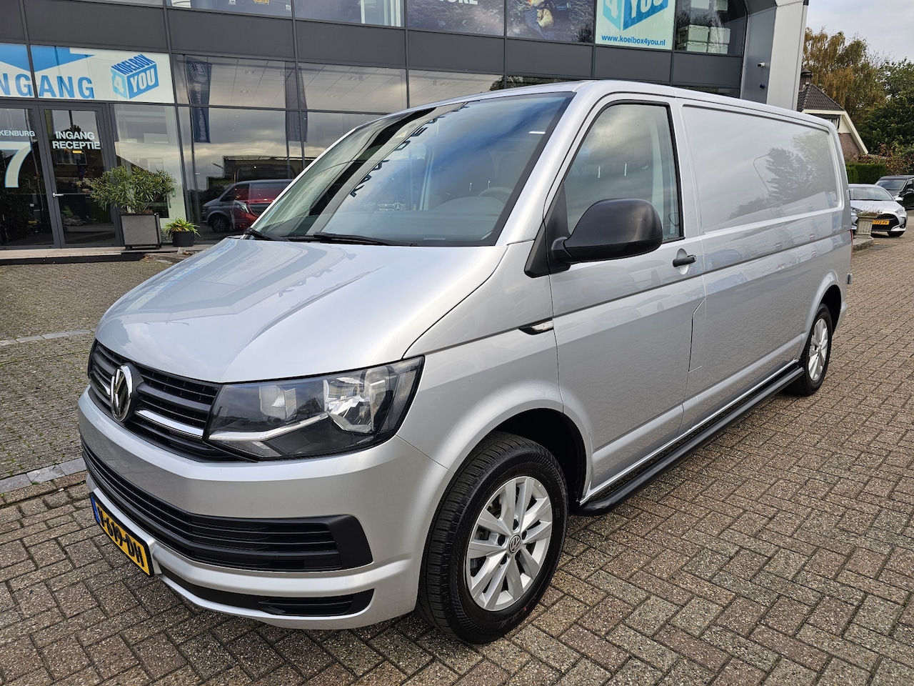 Volkswagen Transporter - 2.0 TDI L2-H1 Trendline 102 PK * Trekhaak * NAP * Navi * - AutoWereld.nl
