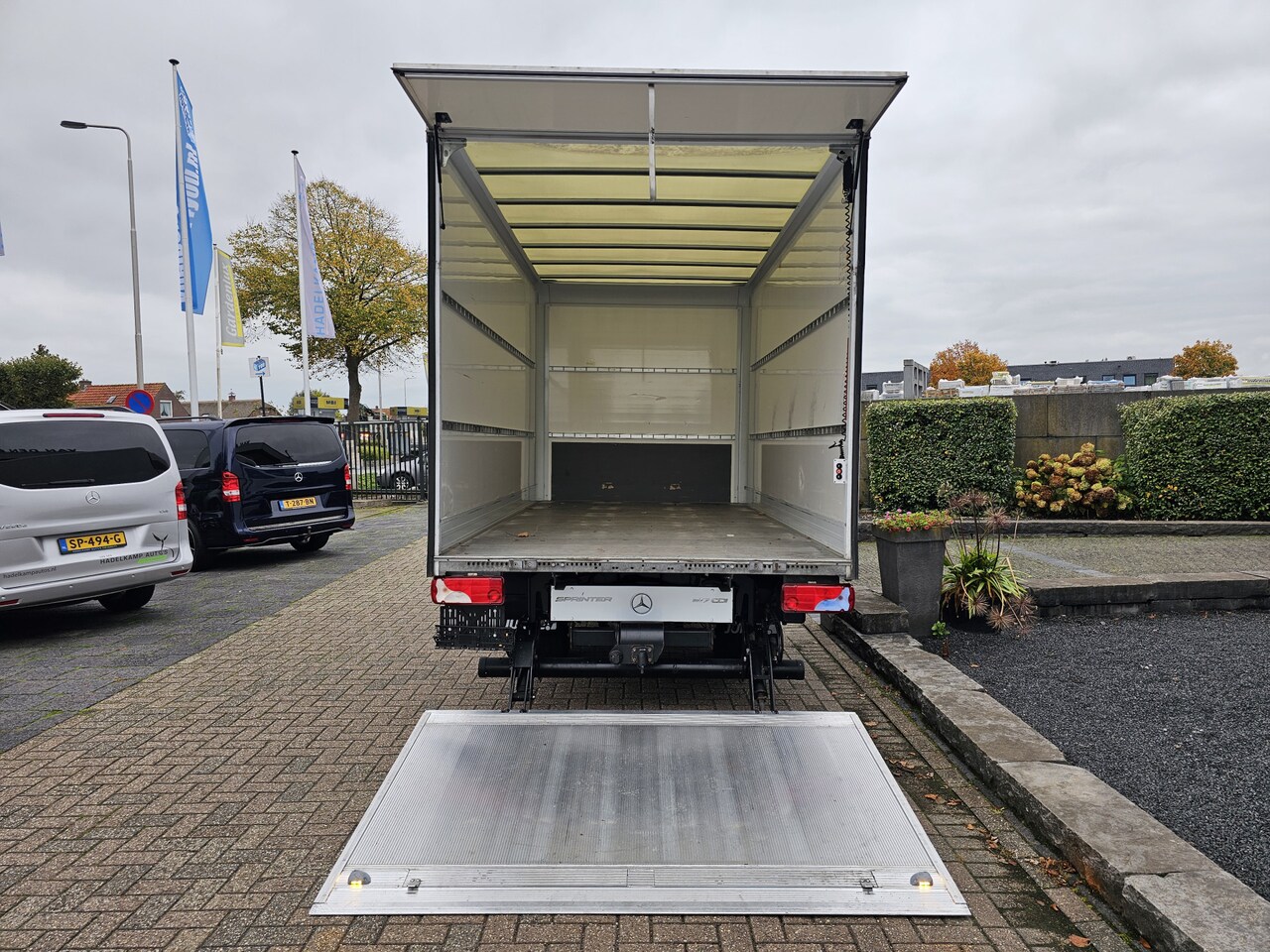 Mercedes-Benz Sprinter - 517 CDI L3 RWD Bakwagen met Laadklep Automaat * Camera * Navi * Trekhaak * - AutoWereld.nl