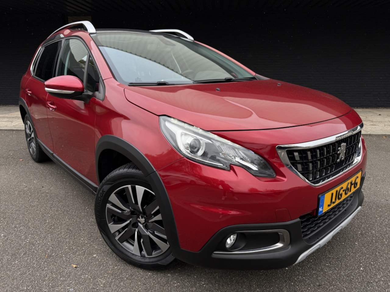 Peugeot 2008 - 1.2 PureTech Allure // 29.000km! // - AutoWereld.nl