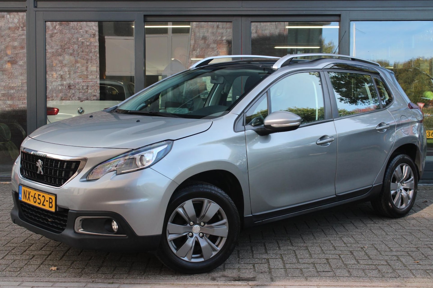 Peugeot 2008 - 1.2 PureTech Blue Lion | Panoramadak | Cruise Control | All-Season | Airco | Telefoonvoorb - AutoWereld.nl