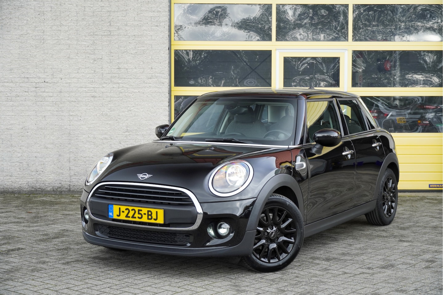 MINI One - Mini 1.5 5deurs Business Edition BJ2020 Lmv 16" | Led | Pdc | Dashboard verlichting | Airc - AutoWereld.nl