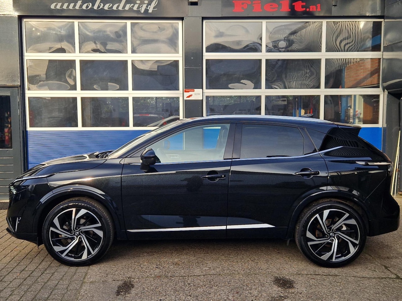 Nissan Qashqai - 1.3 MHEV Xtronic Tekna+ / 360 camera / Panoramadak / Stoelen elektrisch / Headup display / - AutoWereld.nl