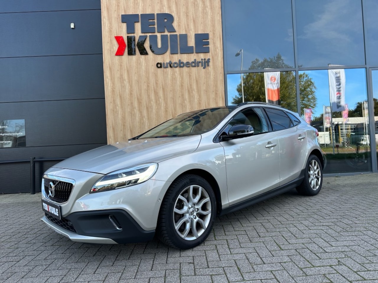 Volvo V40 Cross Country - Cross Country 1.5 T3 Polar+ Luxury / Pano / NAP - AutoWereld.nl