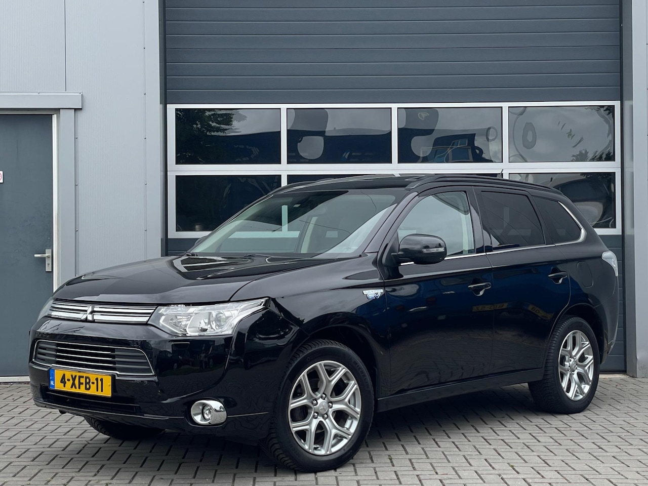 Mitsubishi Outlander - 2.0 PHEV Instyle | Leder | Schuifdak | Xenon | Keyless | Camera | Trekhaak - AutoWereld.nl