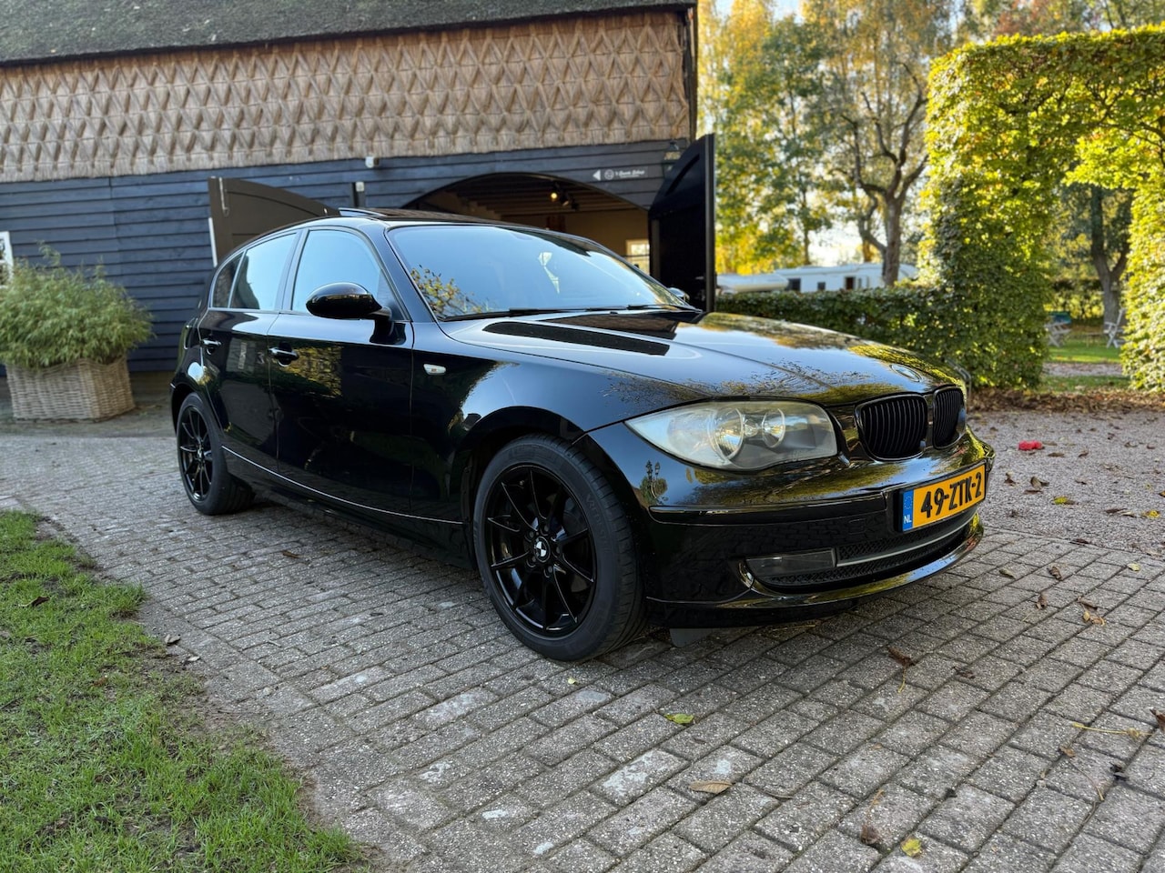 BMW 1-serie - 116i Introduction- Airco -Cruise -Pano -PDC- Stoelverwarming- LM Wielen - AutoWereld.nl