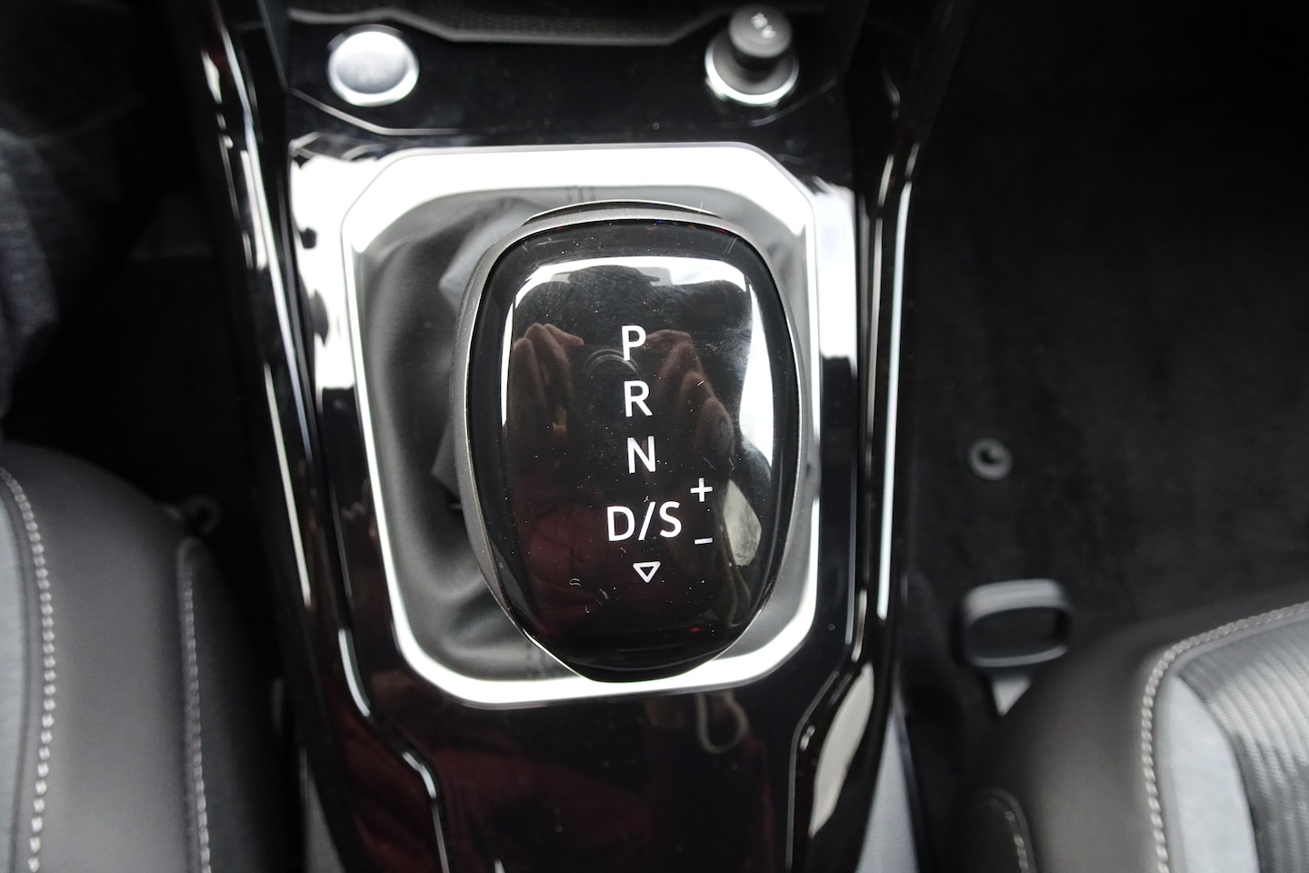 Volkswagen T-Roc - 1.5 TSI R-Line Edition 150pk * AUTOMAAT * AIRCO * 19"LMV * CARPLAY * KAMERA * TREKHAAK * - AutoWereld.nl