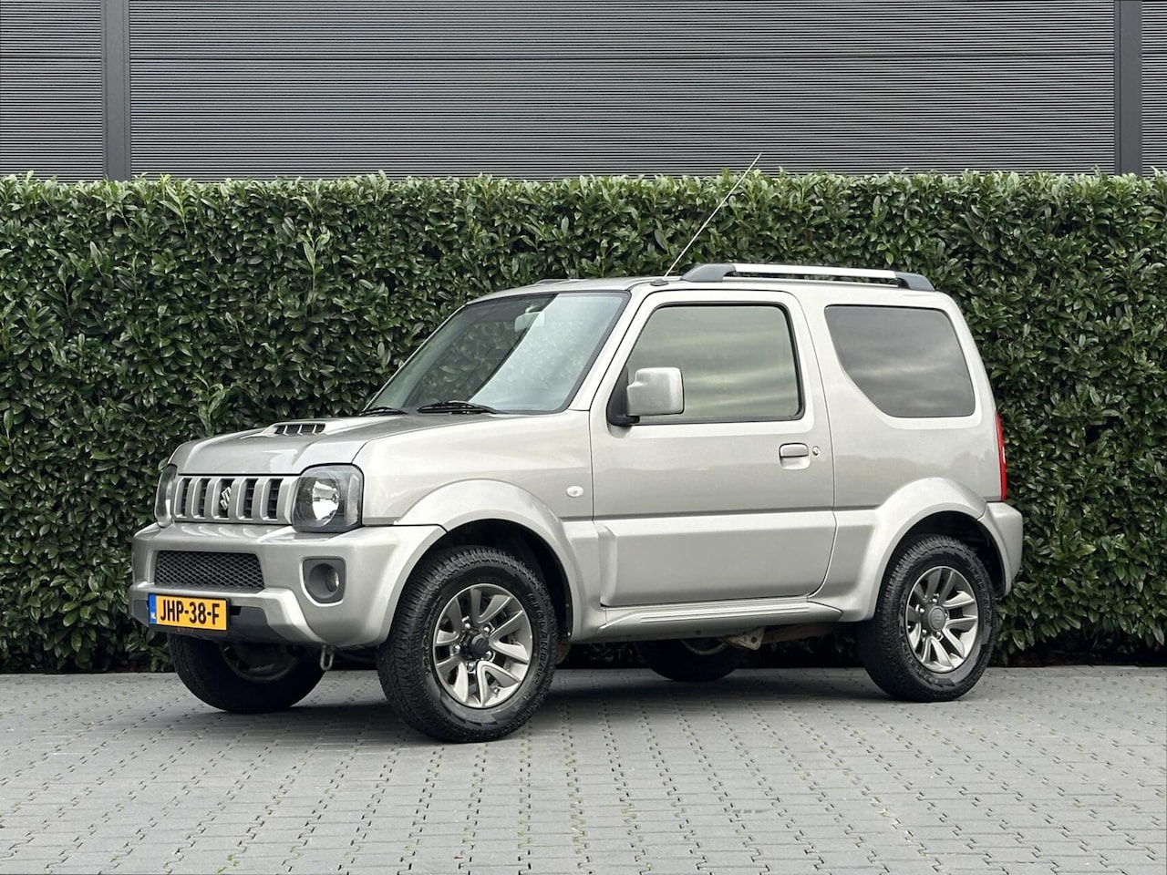 Suzuki Jimny - 1.3 Exclusive 1.3 EXCLUSIVE, AIRCO, NAVI, LEDER, TREKHAAK, DAKRAILS, ELEKTRISCHE RAMEN, LICHTMETAAL 15" - AutoWereld.nl