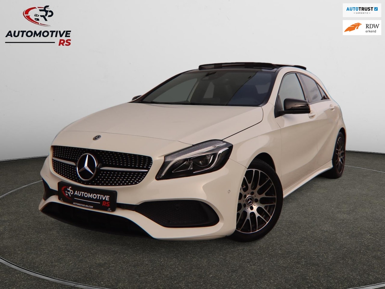 Mercedes-Benz A-klasse - 180 AMG-Line Pano Sportstoelen Led Navi Camera Parkeersensor V+A Cruise Control Sfeerverli - AutoWereld.nl