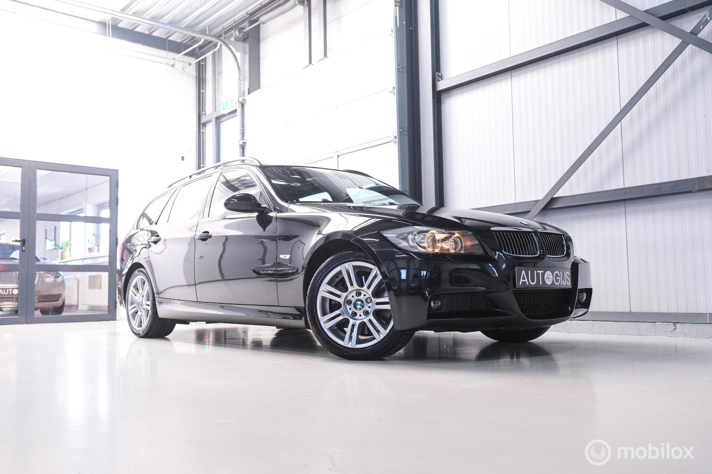 BMW 3-serie Touring - 330xi High Executive | youngtimer | Logic7 | Panorama | Trekhaak | M pakket | Leder | - AutoWereld.nl