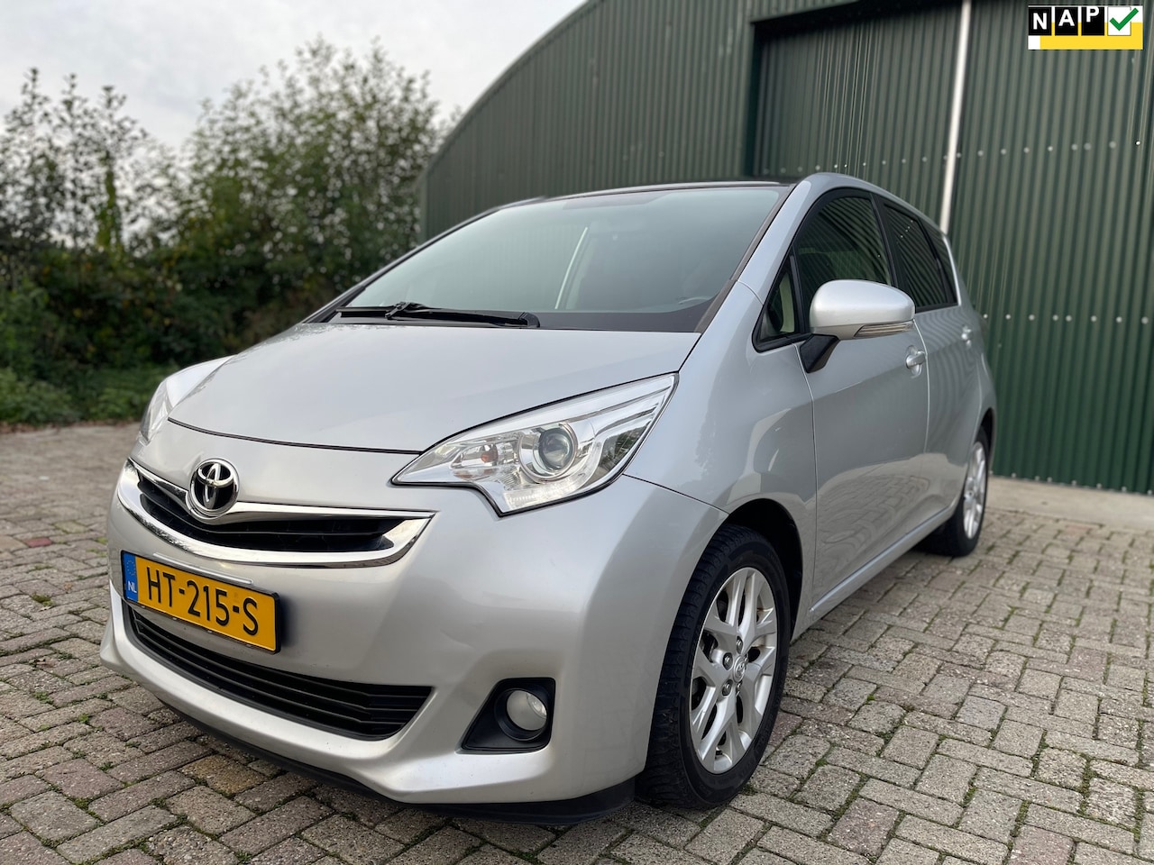Toyota Verso S - 1.3 VVT-i Trend AUTOMAAT/ 1e Eigenaar/Panorama/Camera/Navi/Trekhaak/APK! - AutoWereld.nl
