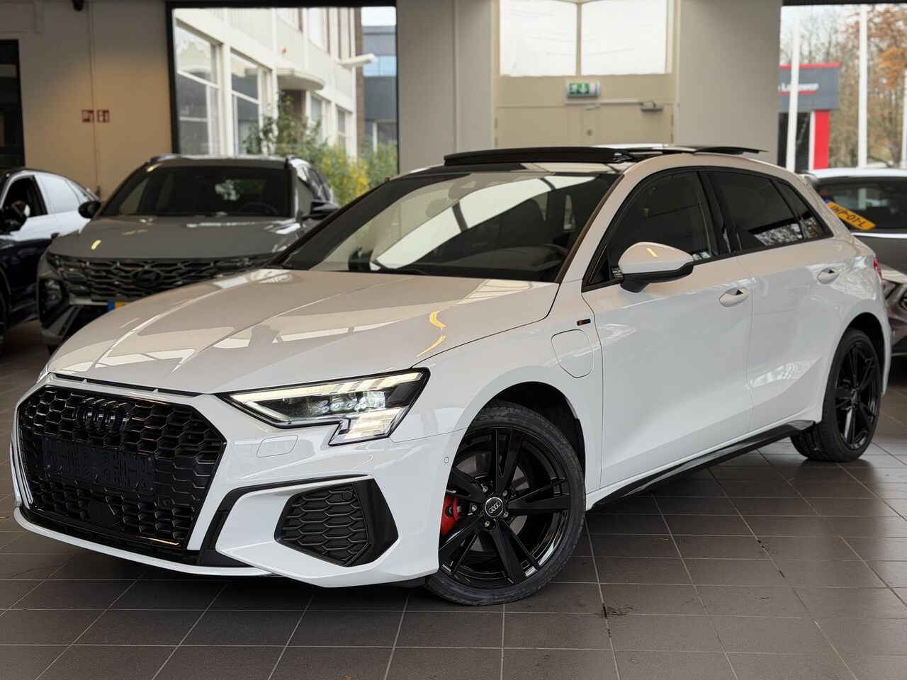 Audi A3 Sportback - 40 TFSI e 204 PK S LINE / LEDER / PANO / BLACKPACK - AutoWereld.nl