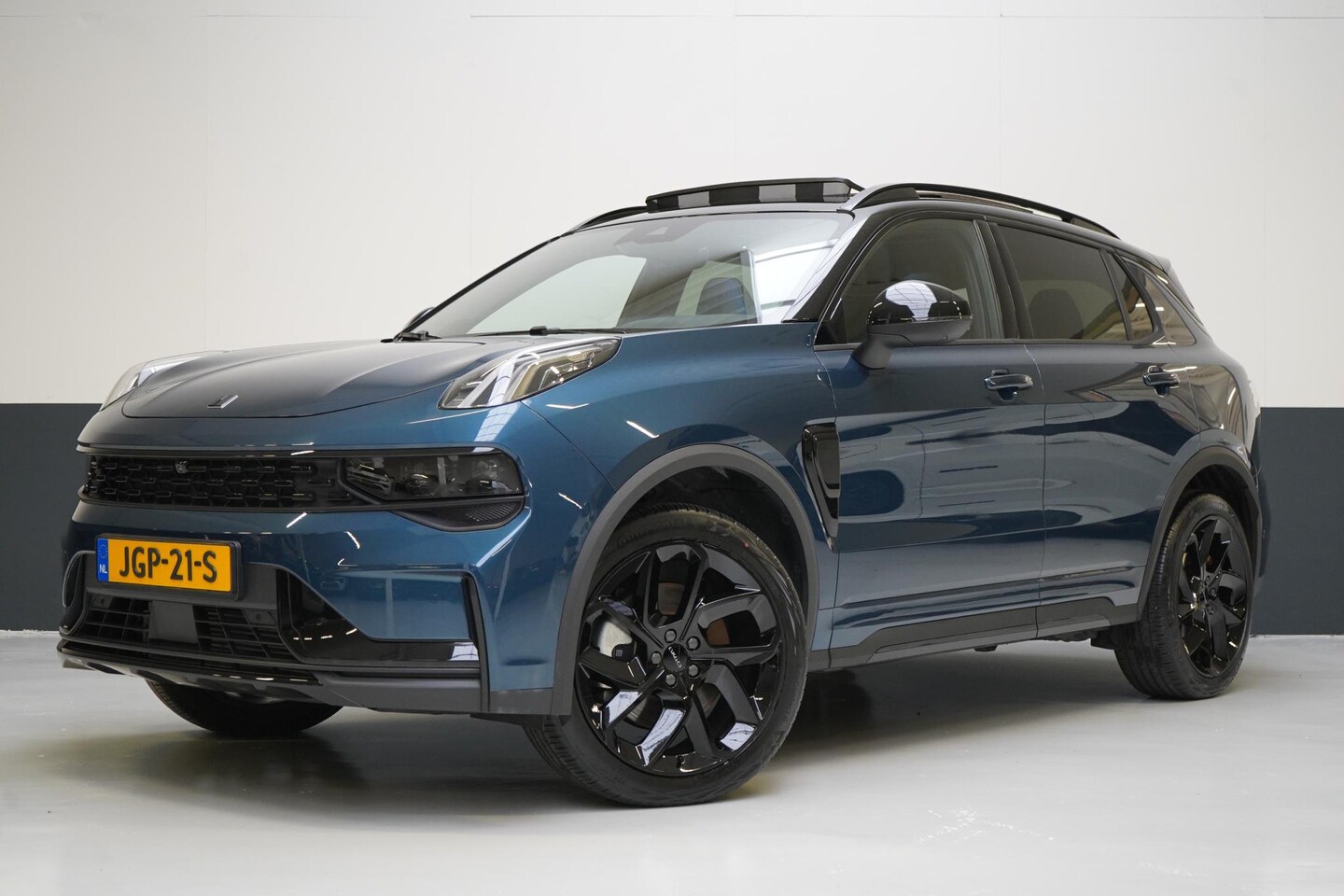 Lynk & Co 01 - 1.5 | Zwart optiek | Panoramadak | Navigatie | Memory | Apple CarPlay - AutoWereld.nl