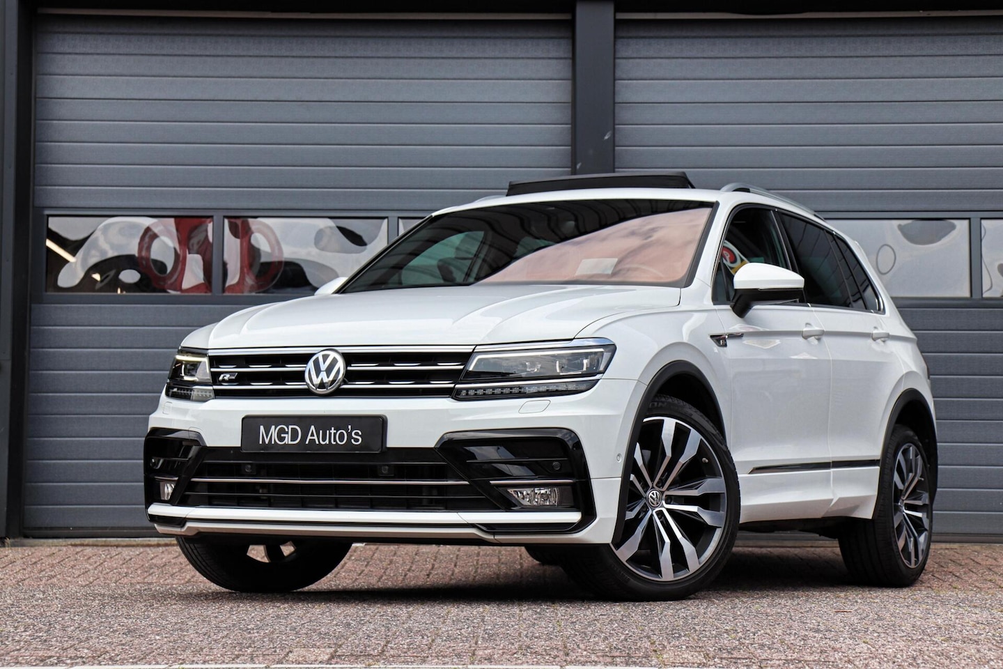 Volkswagen Tiguan - 2.0 TSI 4Motion 2x R-Line /LED/PANODAK/360 CAMERA/VIRTUAL/MEMORY/STOELVERW./LEDER! - AutoWereld.nl