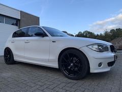 BMW 1-serie - 116i Executive Airco Stoelverwarming Elektrische pakket 18'' LM Velgen