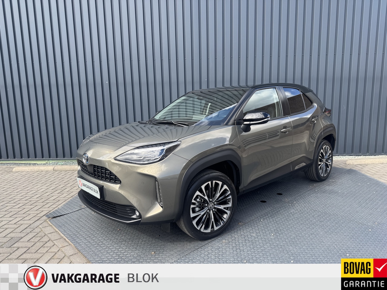 Toyota Yaris Cross - 1.5 Hybrid Executive / Bi tone | Oxide brons | Pano dak | Afnm. Trekhaak | 10 jr GARANTIE - AutoWereld.nl