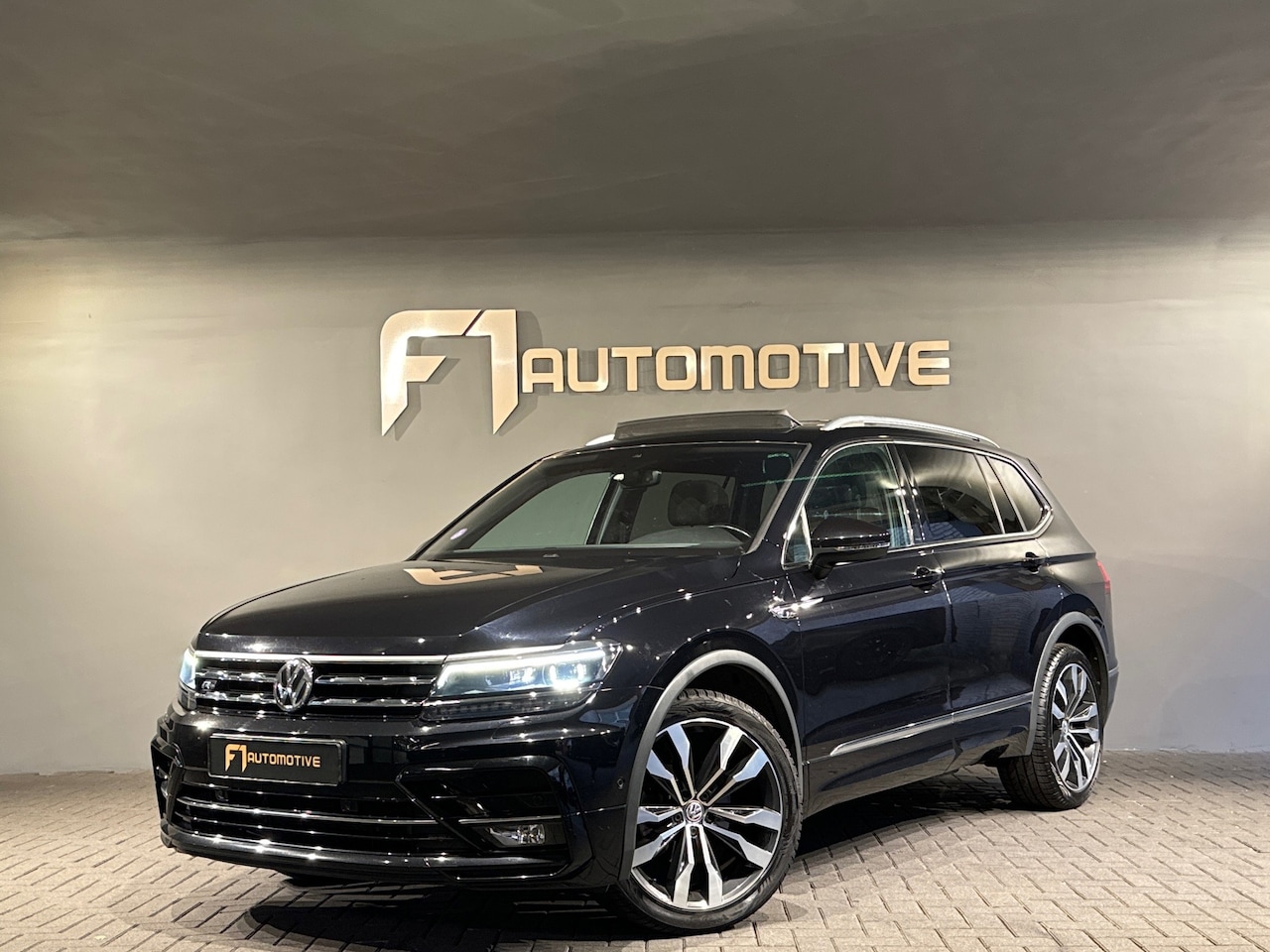 Volkswagen Tiguan Allspace - 1.5 TSI R Line 7p. Pano|Trekhaak - AutoWereld.nl