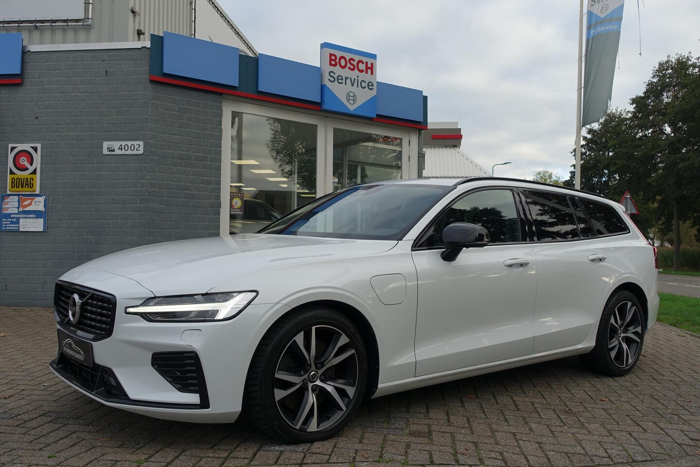 Volvo V60 - T8 Twin Engine 390pk AWD Geartronic R-Design | PANO DAK | H/K | LEDER | PILOT ASSIST | HEA - AutoWereld.nl