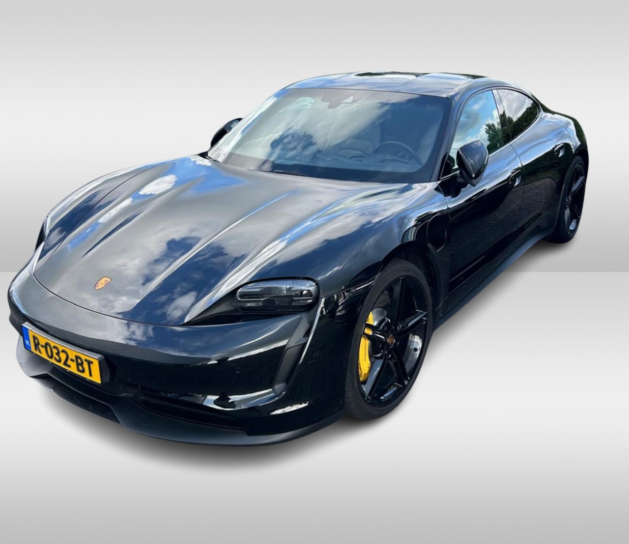 Porsche Taycan - Performance 84 kWh / 360Camera / Passenger Display / Sportchrono / Luchtvering / 21'' / St - AutoWereld.nl