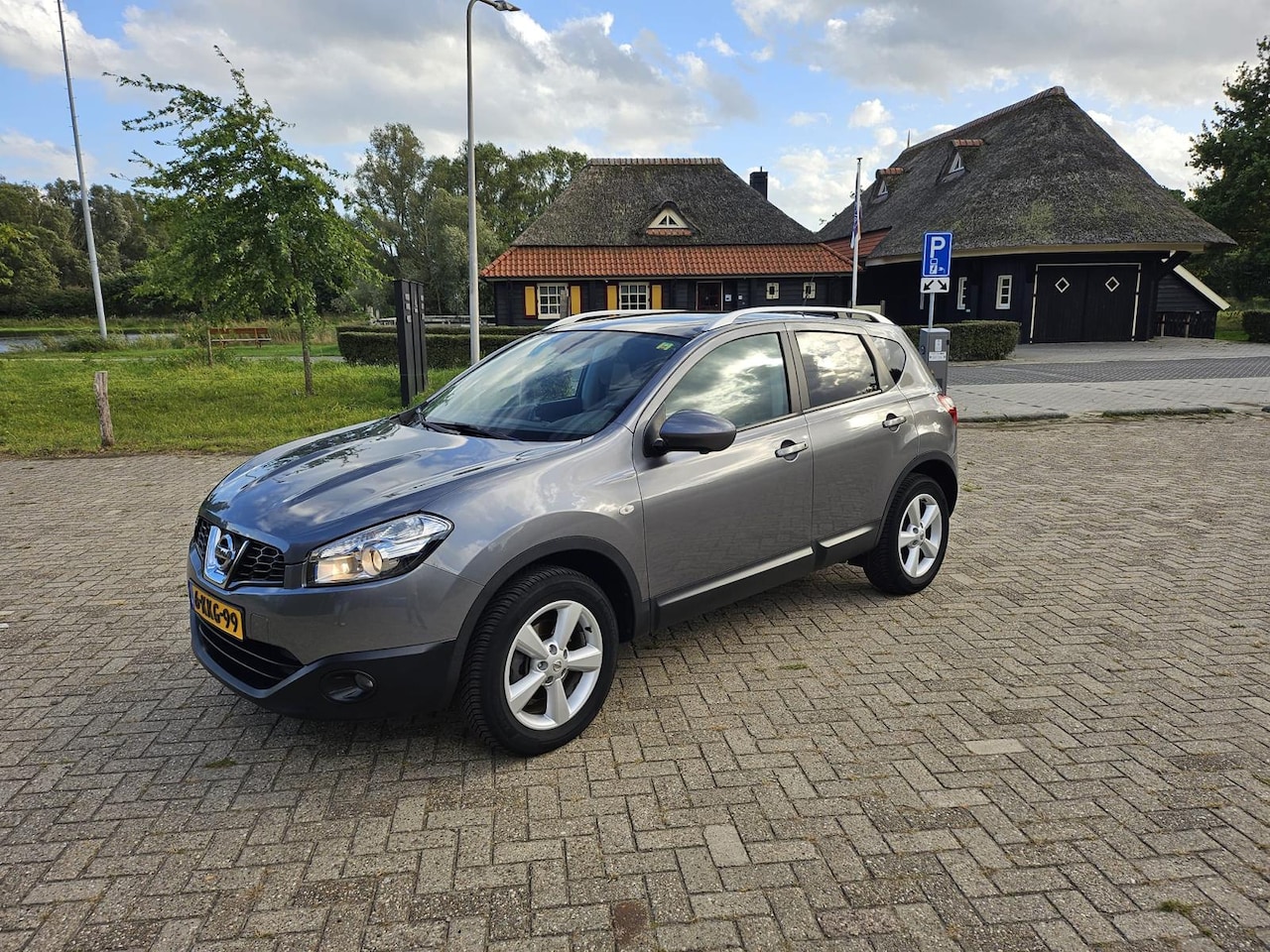 Nissan Qashqai - 1.6 Connect Edition Nissan Qashqai 1.6 | Panoramadak | 360° Camera | Trekhaak | Navigatie | Cruise Control - AutoWereld.nl