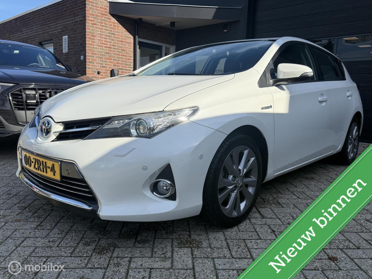 Toyota Auris - 1.8 Hybrid NAVI / CAMERA / AIRCO / TREKHAAK / STOELVERWARMING - AutoWereld.nl