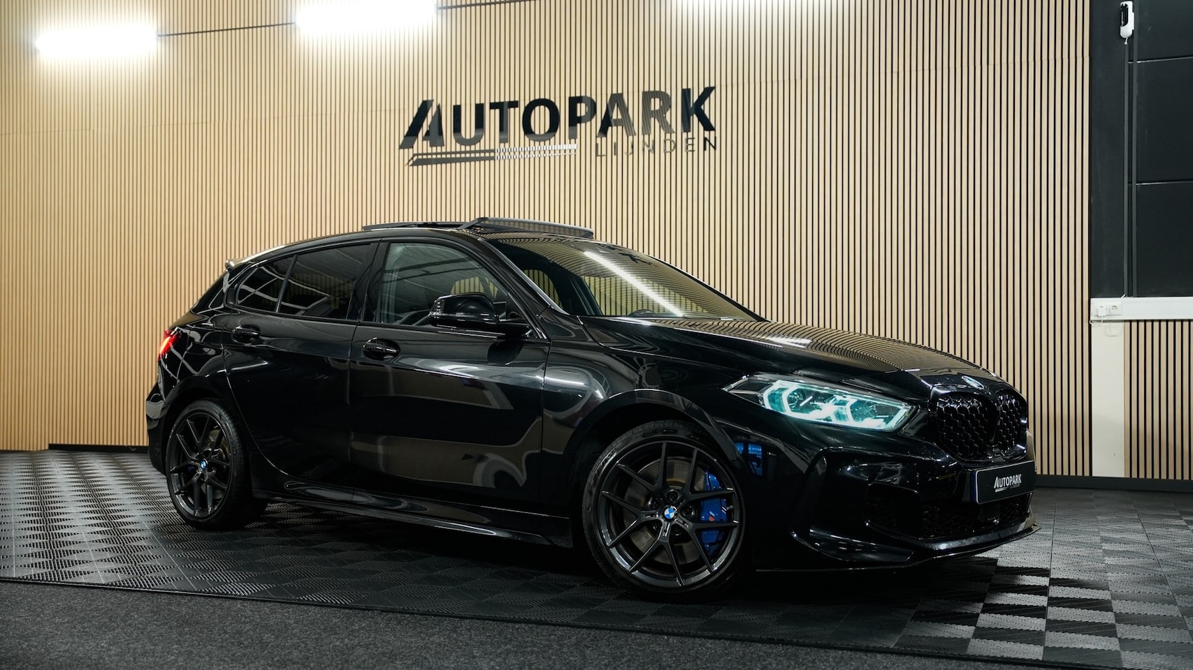 BMW 1-serie - M135i xDrive High Executive M-PERFORMANCE/PANO/HUD/HARMANKARDON/KEYLESS/DEALERONDERHOUDEN/ - AutoWereld.nl