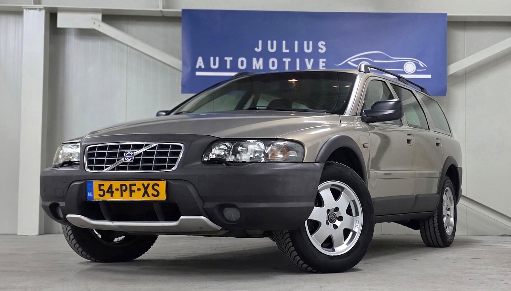 Volvo XC70 - 2.5 T Geartronic Comfort Line Trekhaak Zeer Netjes Garantie Nieuwe APK! - AutoWereld.nl