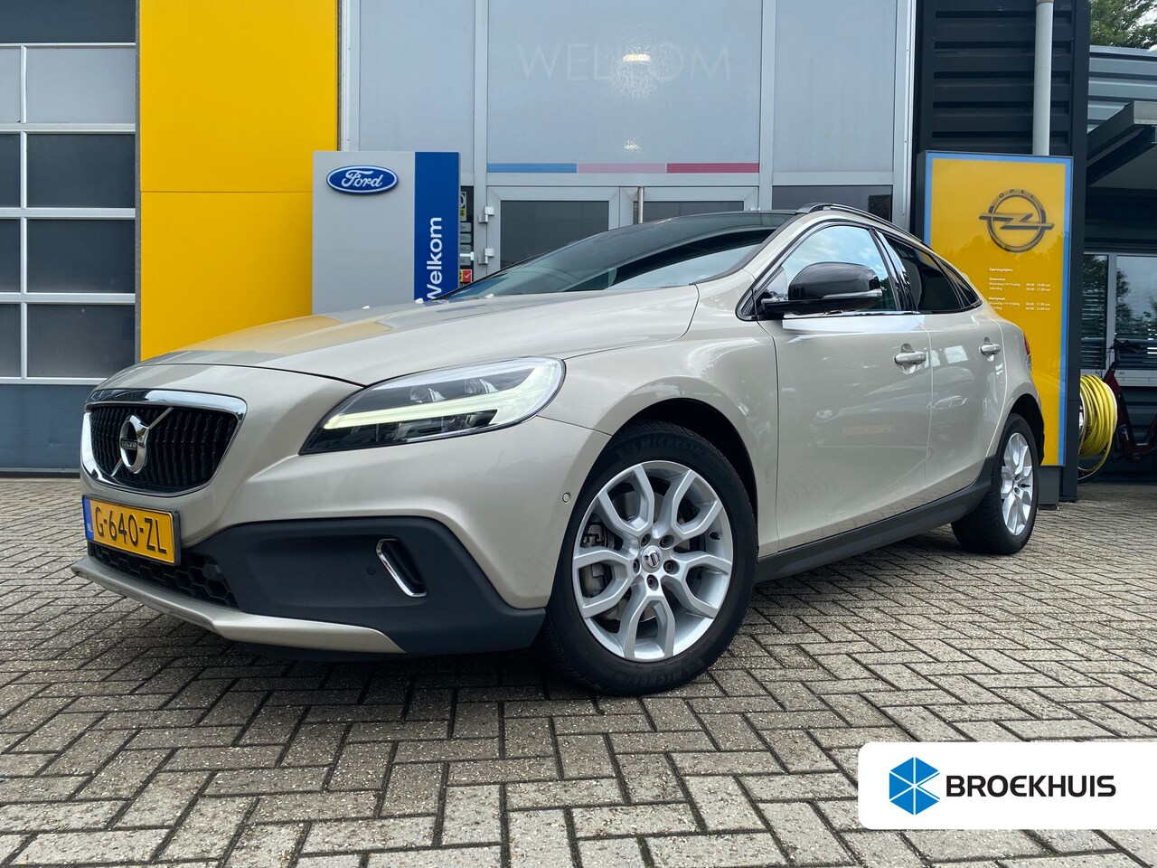 Volvo V40 Cross Country - T3 Polar+ Luxury | Achteruitrijcamera | Bluetooth telefoonvoorbereiding | Cruise control - AutoWereld.nl