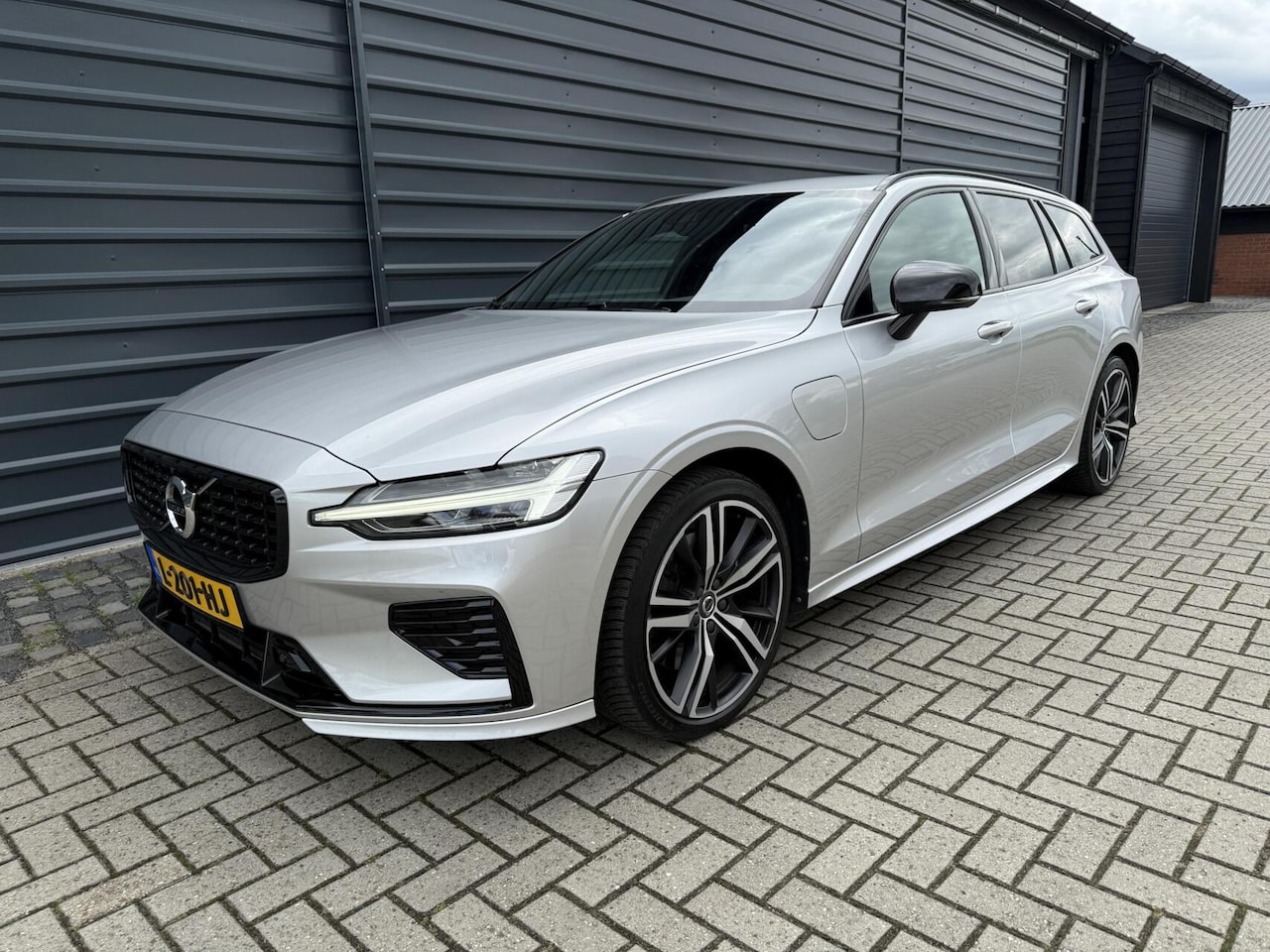 Volvo V60 - 2.0 T6 Recharge AWD R-Design Leer,Camera,Harm.Kardon - AutoWereld.nl
