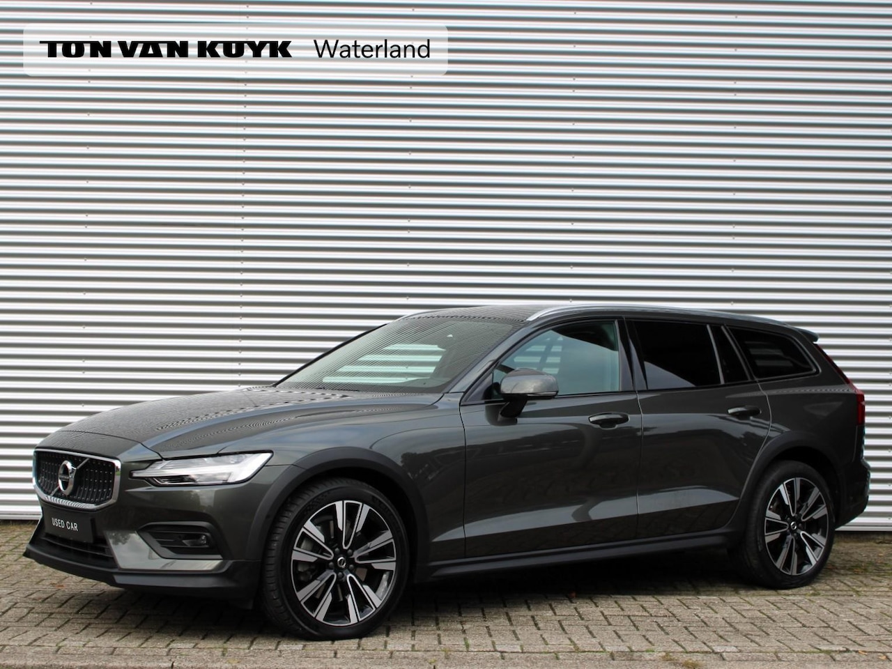 Volvo V60 Cross Country - 2.0 B5 AWD Pro Automaat / Trekhaak / Leder interieur / Privacy Glass / DAB - AutoWereld.nl