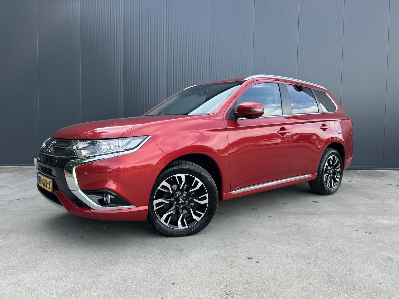 Mitsubishi Outlander - 2.0 PHEV Executive Edition CAMERA ALCANTARA LED NAVI CRUISE ECC TREKHAAK - AutoWereld.nl